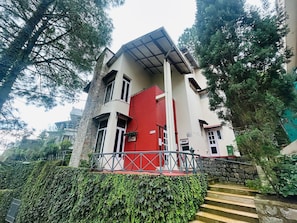 Vista frontal de la propiedad