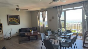 TV connectée, livres, chaîne hi-fi