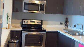 Microondas, horno, parrilla de estufa y lavavajillas