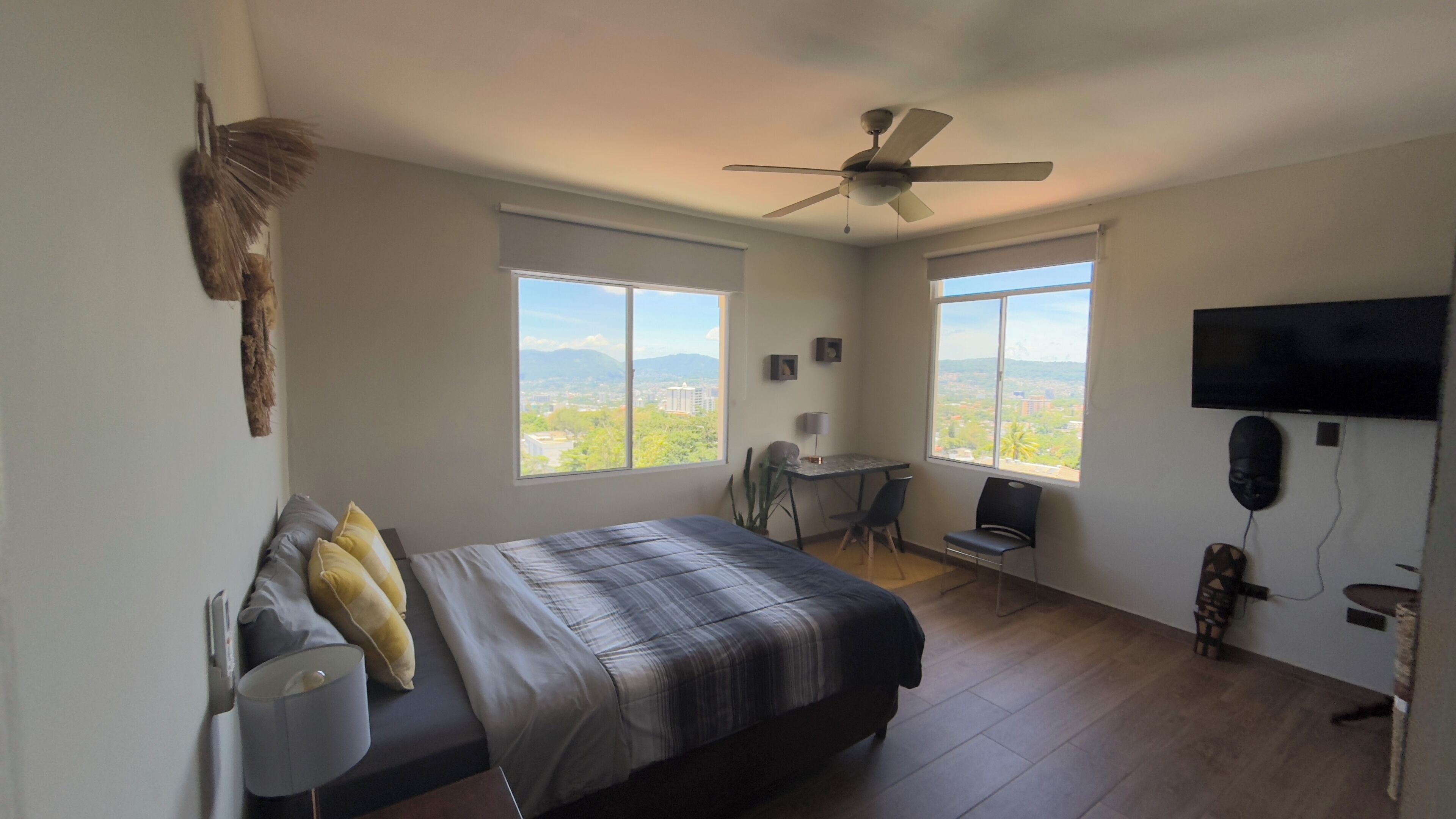 3 chambres, coffres-forts dans les chambres, bureau