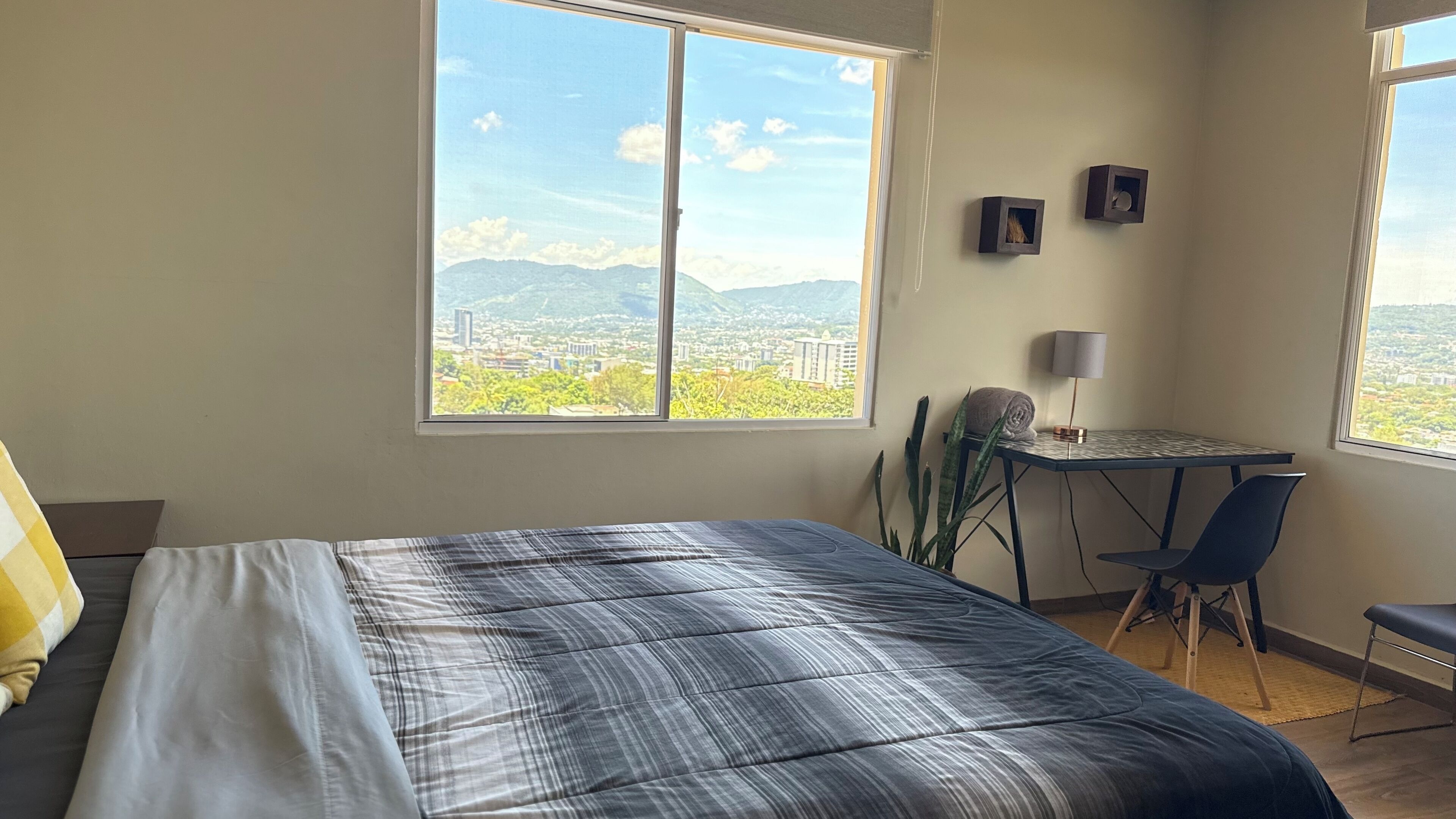 3 habitaciones, caja de seguridad en la habitación y escritorio 