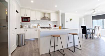 Magnolia Entertainer - Firepit, Pets Welcome