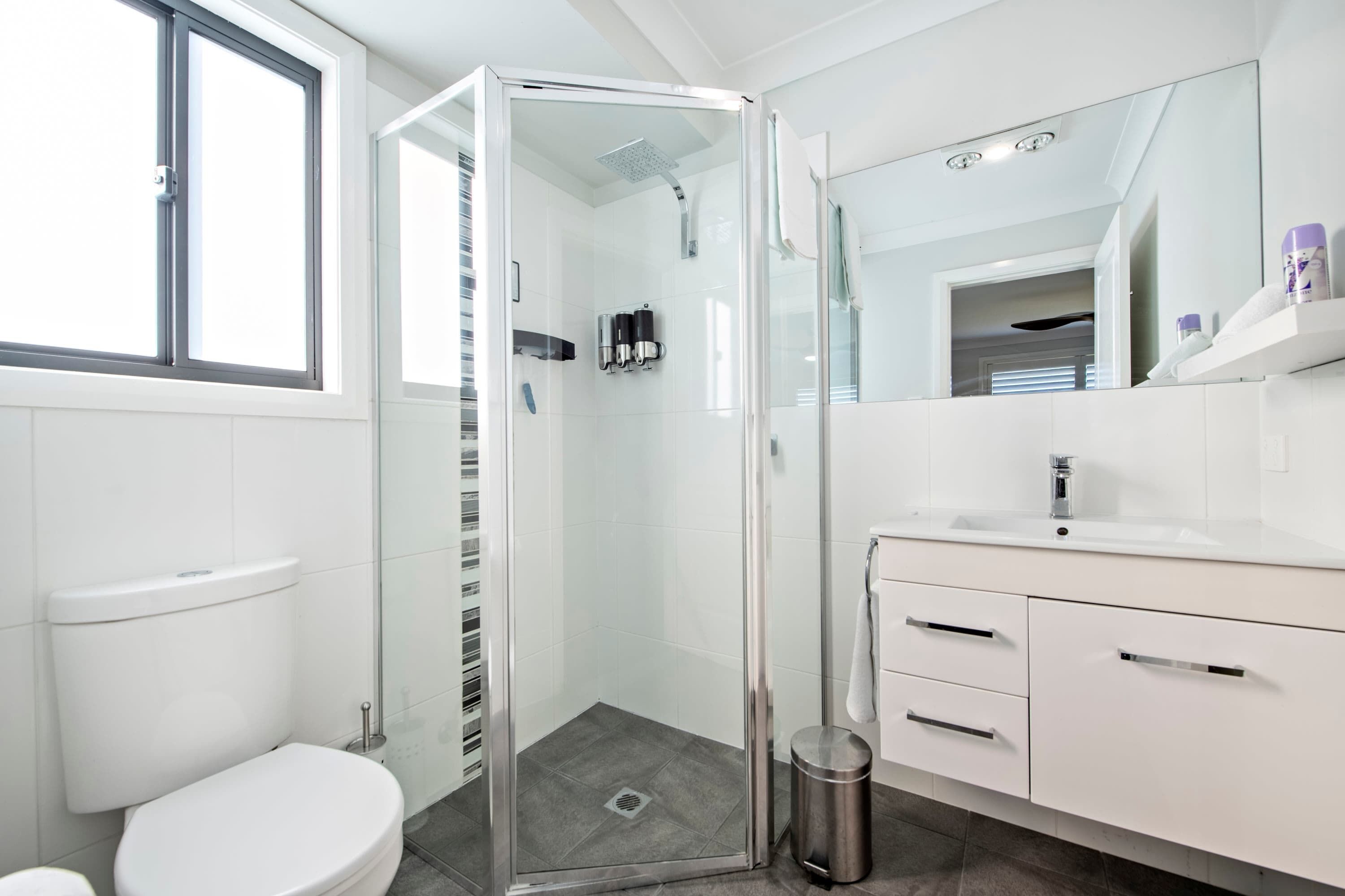 Een douche, een haardroger, handdoeken, shampoo