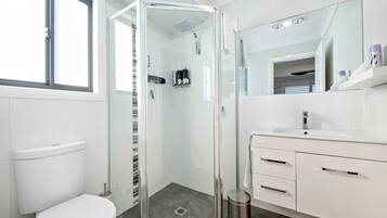 Een douche, een haardroger, handdoeken, shampoo