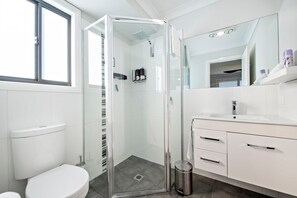 Shower, hair dryer, towels, shampoo - Magnolia Entertainer - Firepit, Pets Welcome (Dubbo)