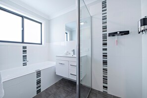 Shower, hair dryer, towels, shampoo - Magnolia Entertainer - Firepit, Pets Welcome (Dubbo)
