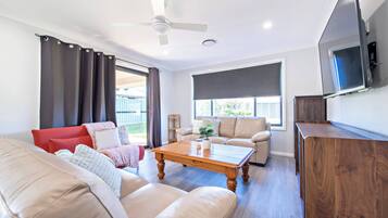 Tv, bøger, kontorer