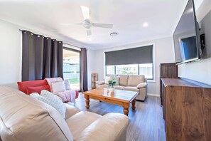 電視、書籍、 辦公室