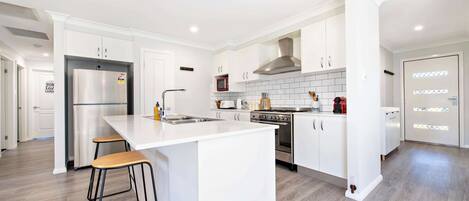 Kühlschrank, Mikrowelle, Ofen, Herdplatte