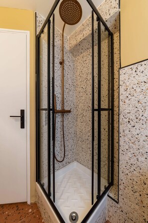 Shower, hair dryer, towels, shampoo