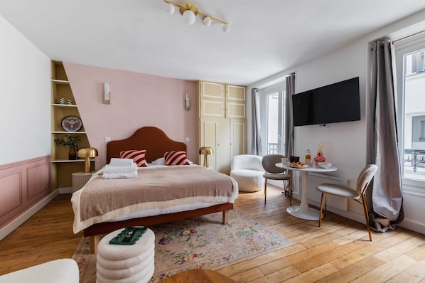 Iron/ironing board, WiFi, bed sheets