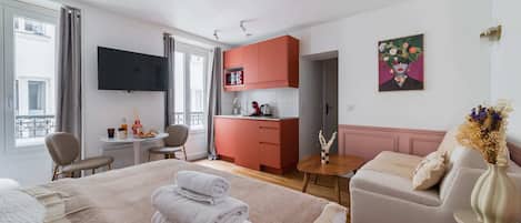 Iron/ironing board, WiFi, bed sheets