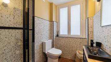 Douche, sèche-cheveux, serviettes fournies