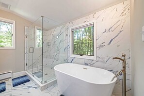 Douche, sèche-cheveux, serviettes fournies