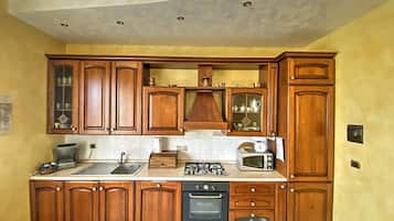 Frigorifero, microonde, piano cottura, macchina per tè/caffè