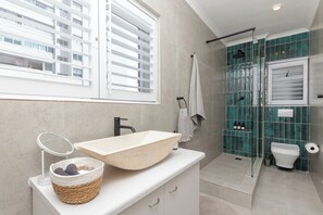 Shower, hair dryer, towels - Mouille Point Studio including welcome basket (Cape Town)