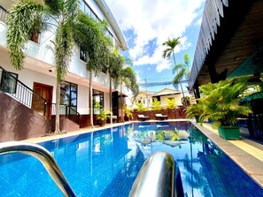 Outdoor pool, open 7:00 AM to 9:00 PM, pool umbrellas, pool loungers - Cityhotel Siem Reap (Siem Reap)