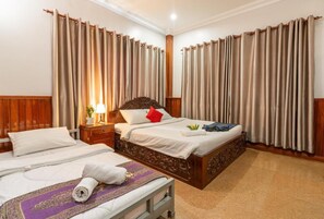 Desk, laptop workspace, bed sheets - Cityhotel Siem Reap (Siem Reap)