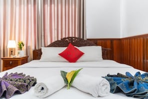 Desk, laptop workspace, bed sheets - Cityhotel Siem Reap (Siem Reap)