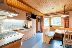 Kühlschrank, Mikrowelle, Ofen, Geschirrspüler