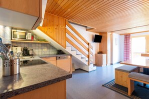 ثلاجة، ميكروويف، فرن، ماكينة لصنع القهوة/الشاي