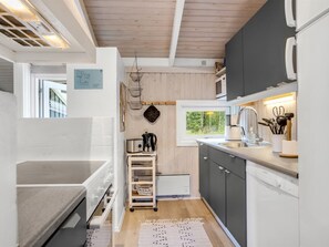 Kjøleskap, mikrobølgeovn, oppvaskmaskin og kjøkkenutstyr