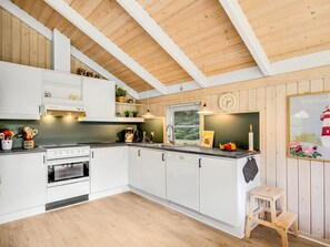 雪櫃、微波爐、洗碗機、高腳椅