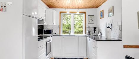 Fridge, microwave, dishwasher, cookware/dishes/utensils