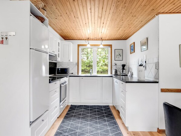 Kühlschrank, Mikrowelle, Geschirrspüler, Kochgeschirr/Geschirr/Besteck