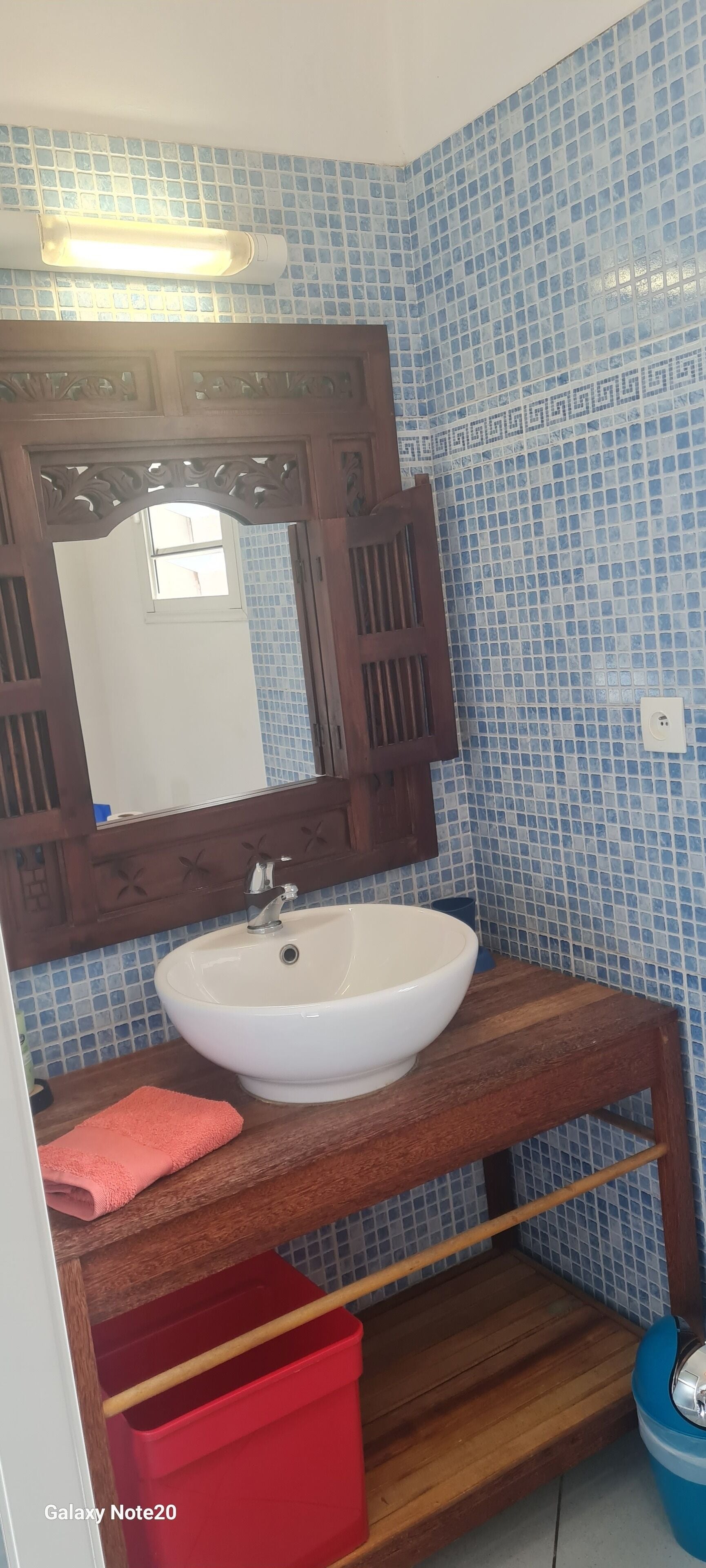 Dutxa, assecador de cabells, tovalloles i sabó 