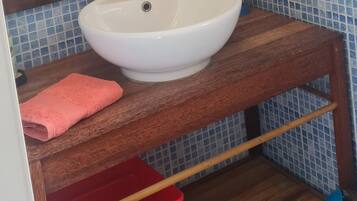 Dutxa, assecador de cabells, tovalloles i sabó