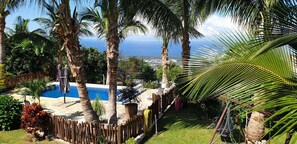 Una piscina al aire libre, una piscina climatizada