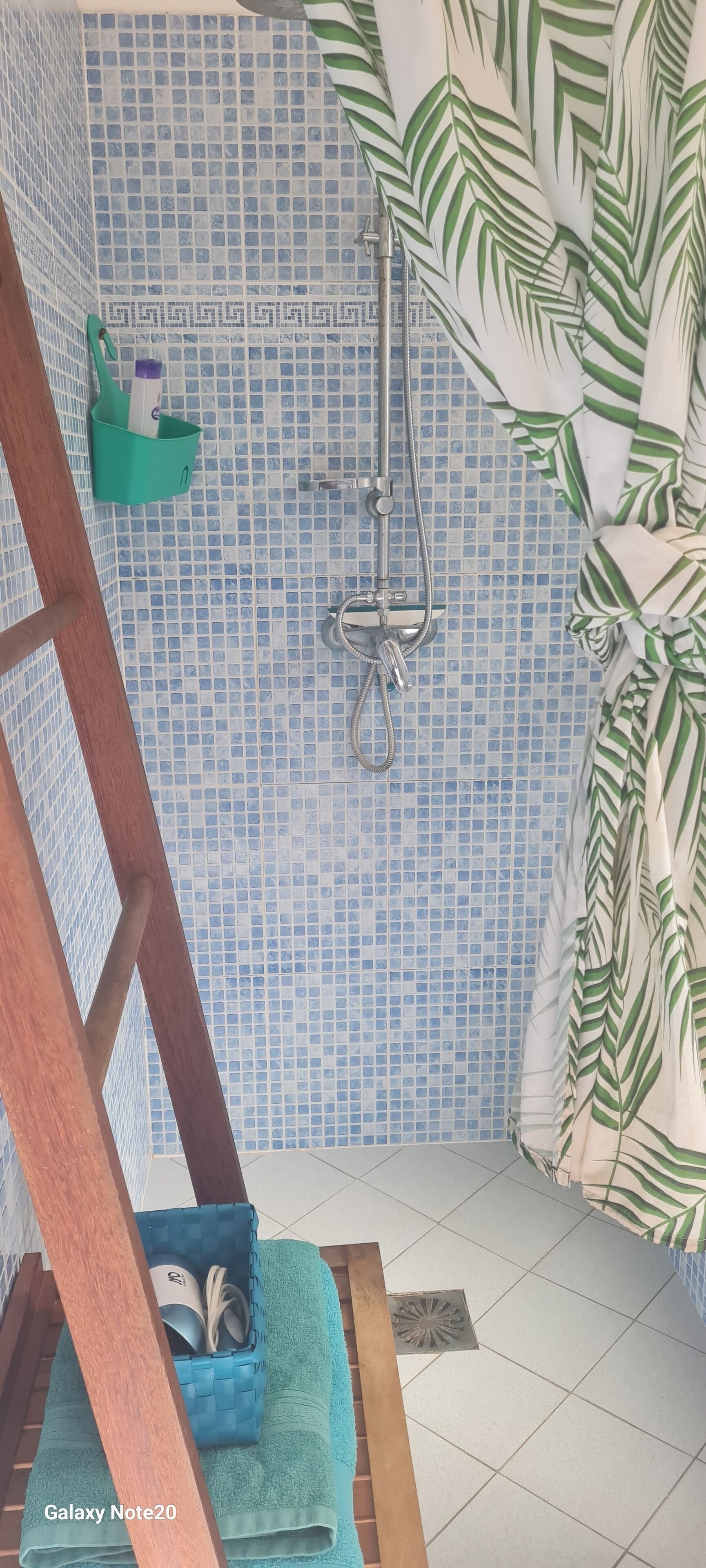 Ducha, secador de pelo, toallas, jabón