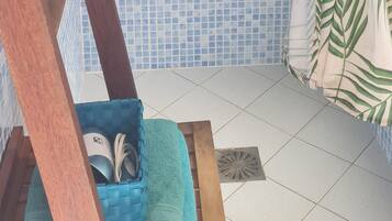 Ducha, secador de pelo, toallas, jabón