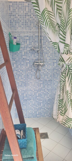 Een douche, een haardroger, handdoeken, zeep