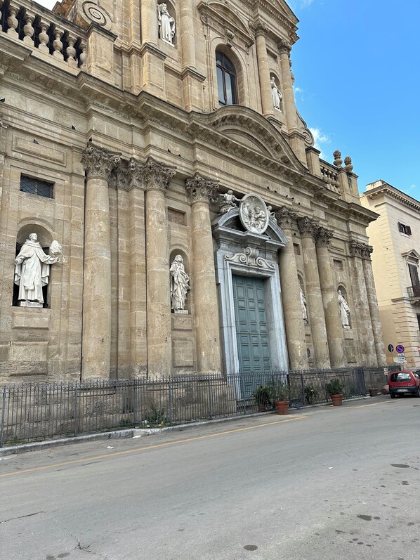 A historic building with classical architecture, featuring statues and ornate carvings. - Cozy apartment also suitable for families located in the heart of Palermo  (Palermo)