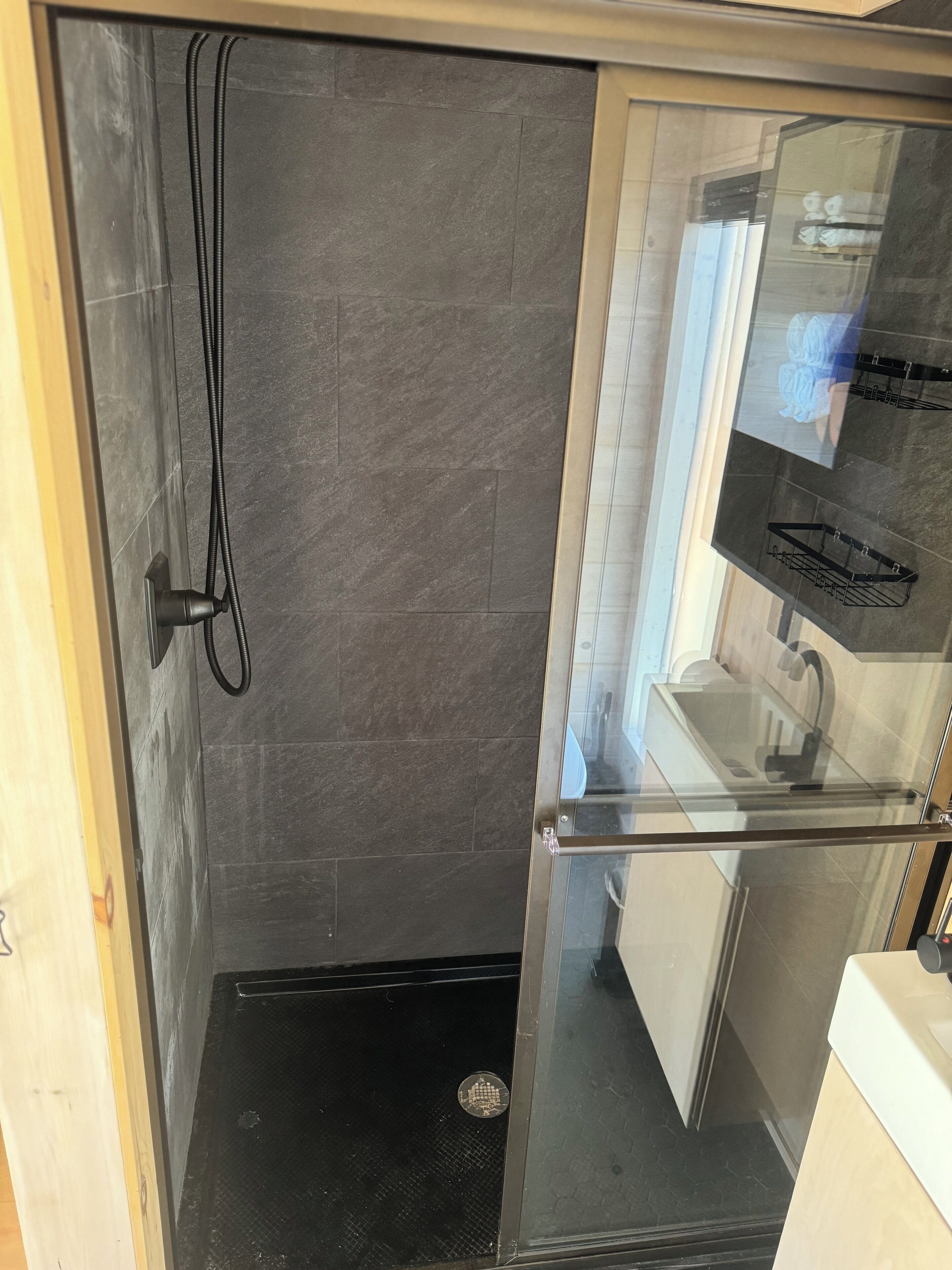 Een douche, een haardroger, handdoeken, zeep