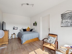 1 bedroom, iron/ironing board, Internet