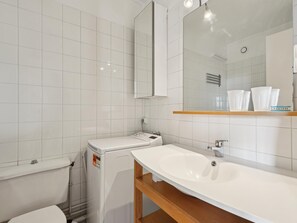 Sèche-cheveux, serviettes fournies