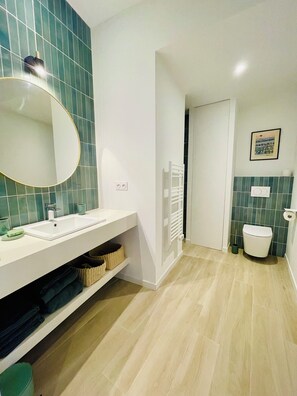 Dusch, hårtork, handdukar och tvål