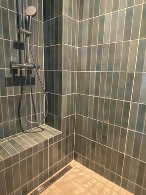 Shower, hair dryer, towels, soap - Maison de Charme 2 Chambres Pointe Rouge (Marseille)
