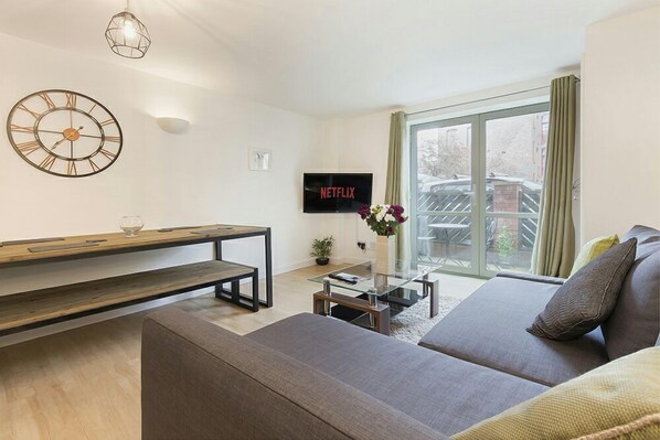 Smart TV - Raleigh Square-2BR Ground-Floor Apt in Nottingham (Nottingham)