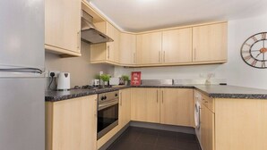 Coffee/tea maker, fridge, microwave, oven - Raleigh Square-2BR Ground-Floor Apt in Nottingham (Nottingham)