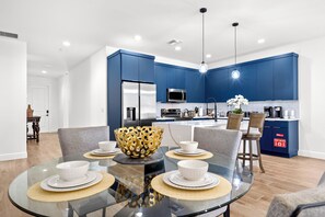 Dining - Cozy 4-bedroom home with AC and WiFi and more in delightful city of Greenacres (Greenacres)