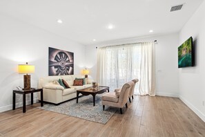 Smart TV - Cozy 4-bedroom home with AC and WiFi and more in delightful city of Greenacres (Greenacres)