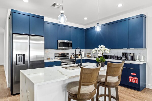 Fridge, microwave, oven, stovetop - Cozy 4-bedroom home with AC and WiFi and more in delightful city of Greenacres (Greenacres)