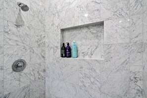 Secadora de cabello, toallas, jabón, papel de baño