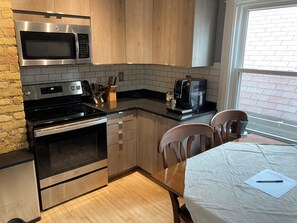 Microwave, oven, stovetop - Spacious 3-bedroom apartment with AC, WiFi in awesome Milwaukee (Milwaukee)