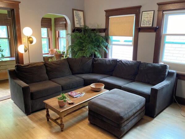 Smart TV, offices - Spacious 3-bedroom apartment with AC, WiFi in awesome Milwaukee (Milwaukee)