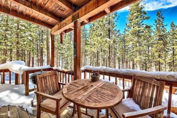 Outdoor dining - Private Heavenly Valley 3BR/ Hot Tub/ Game Room/Dog Friendly/EV Charger (South Lake Tahoe)